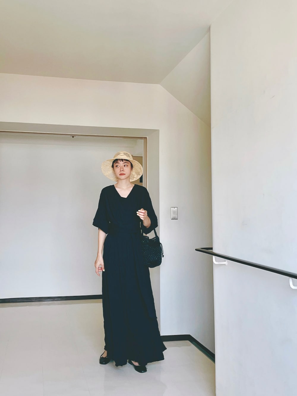 「大人カジュアル、シンプル、オトナ女子、リラックススタイル、麦わら帽子、シンプルコーデ、モノトーン、バレエシューズ、ロングワンピース、マキシ丈ワンピース」｜「La Maison de LyllisのLAKE ラケ /  La Maison de Lyllis 2221031 メゾンドリリス（ハット、ベージュ系）」を使った、Kanocoさん（レディース・170cm）の夏コーディネートの1枚目の写真