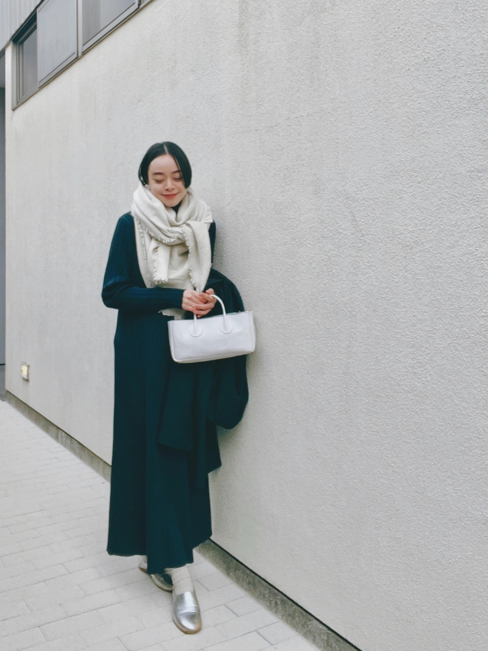 「大人コーデ、マフラーぐるぐる、マキシ丈ワンピース、ワンピース、タイトワンピース、ワントーンコーデ、ネイビー、ネイビー×ホワイト、シンプル、シンプルコーデ、ママコーデ、ロングコート」｜「RIM.ARKのOpen collar high neck OP（ワンピース、ブルー系）」を使った、Kanocoさん（レディース・170cm）の冬コーディネートの1枚目の写真