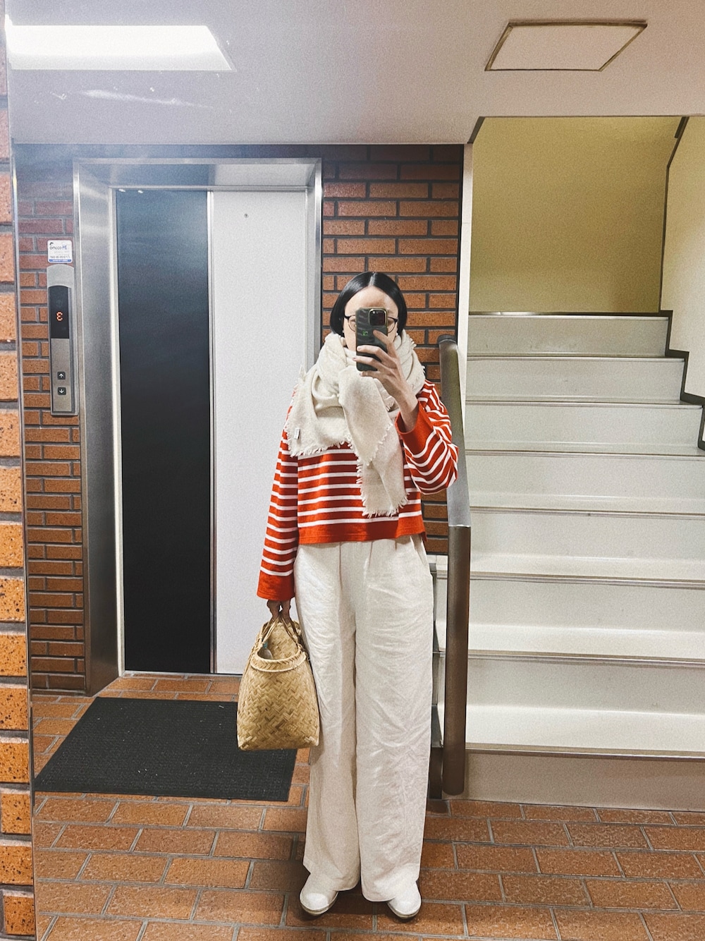 「春服、パンツスタイル、ボーダー、ボーダートップス、白パンツ、パンツコーデ、かごバッグ、サボ、シンプル、ナチュラル、シンプルコーデ、ママコーデ」｜「Caccoのアイテム（トップス、レッド系）」を使った、Kanocoさん（レディース・170cm）の春コーディネートの1枚目の写真