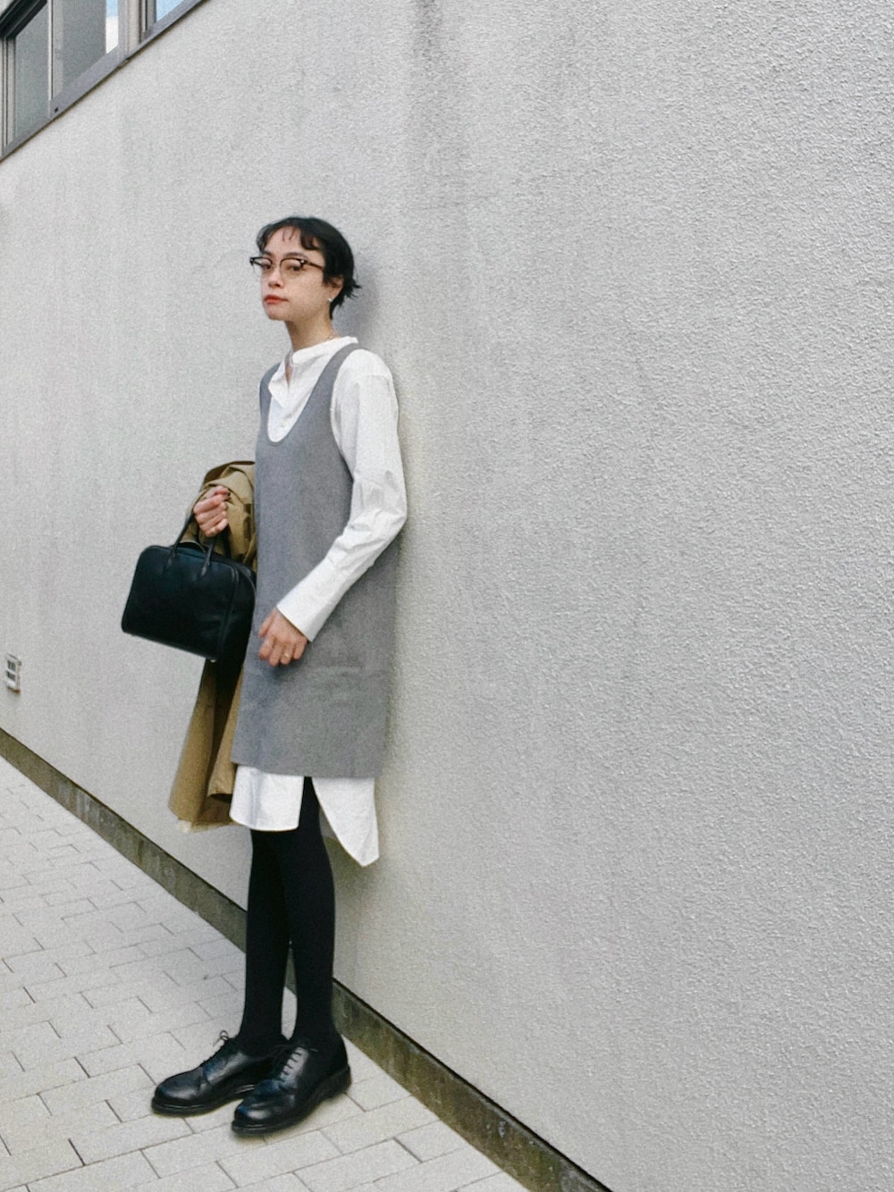 「ロングシャツ、ロングタンクトップ、シンプルコーデ、シンプル、シンプルスタイル、Curensology、シャツスタイル、春色、大人ファッション、arts & science、革靴、ANREALAGE、めがね、ママコーデ」｜「CurensologyのCurensology(カレンソロジー)/コットンロングタンクニット（タンクトップ、グレー系）」を使った、Kanocoさん（レディース・170cm）の冬コーディネートの1枚目の写真