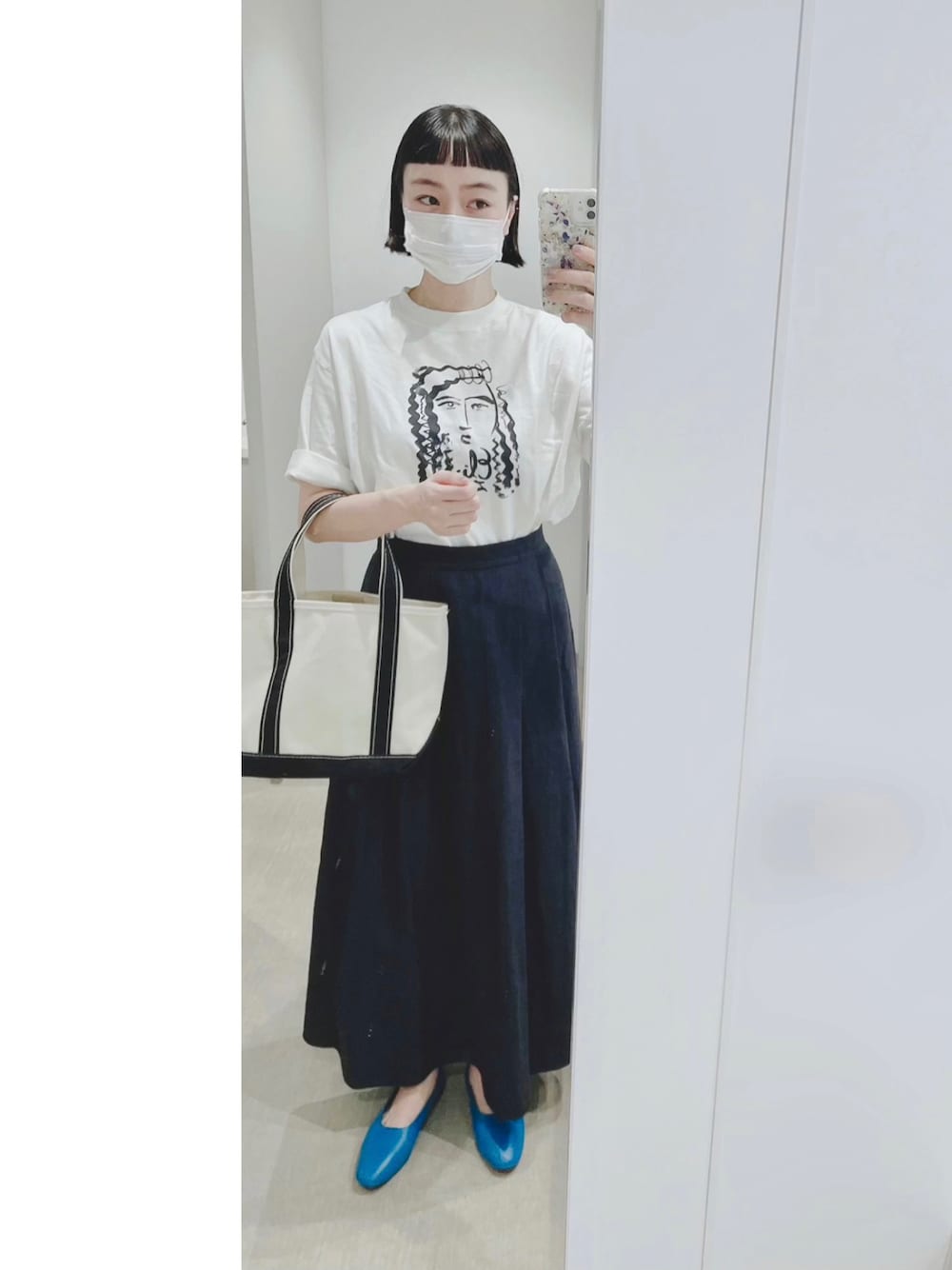 「秋コーデ、カジュアルコーデ、シンプル、モノトーン、白Tシャツ、ロングスカート、トートバッグ、l.l.bean、モノトーンコーデ、シンプルコーデ」｜「ADIEU TRISTESSEのコラボドローイングTシャツ（Tシャツ/カットソー、ホワイト系）」を使った、Kanocoさん（レディース・170cm）の秋コーディネートの1枚目の写真