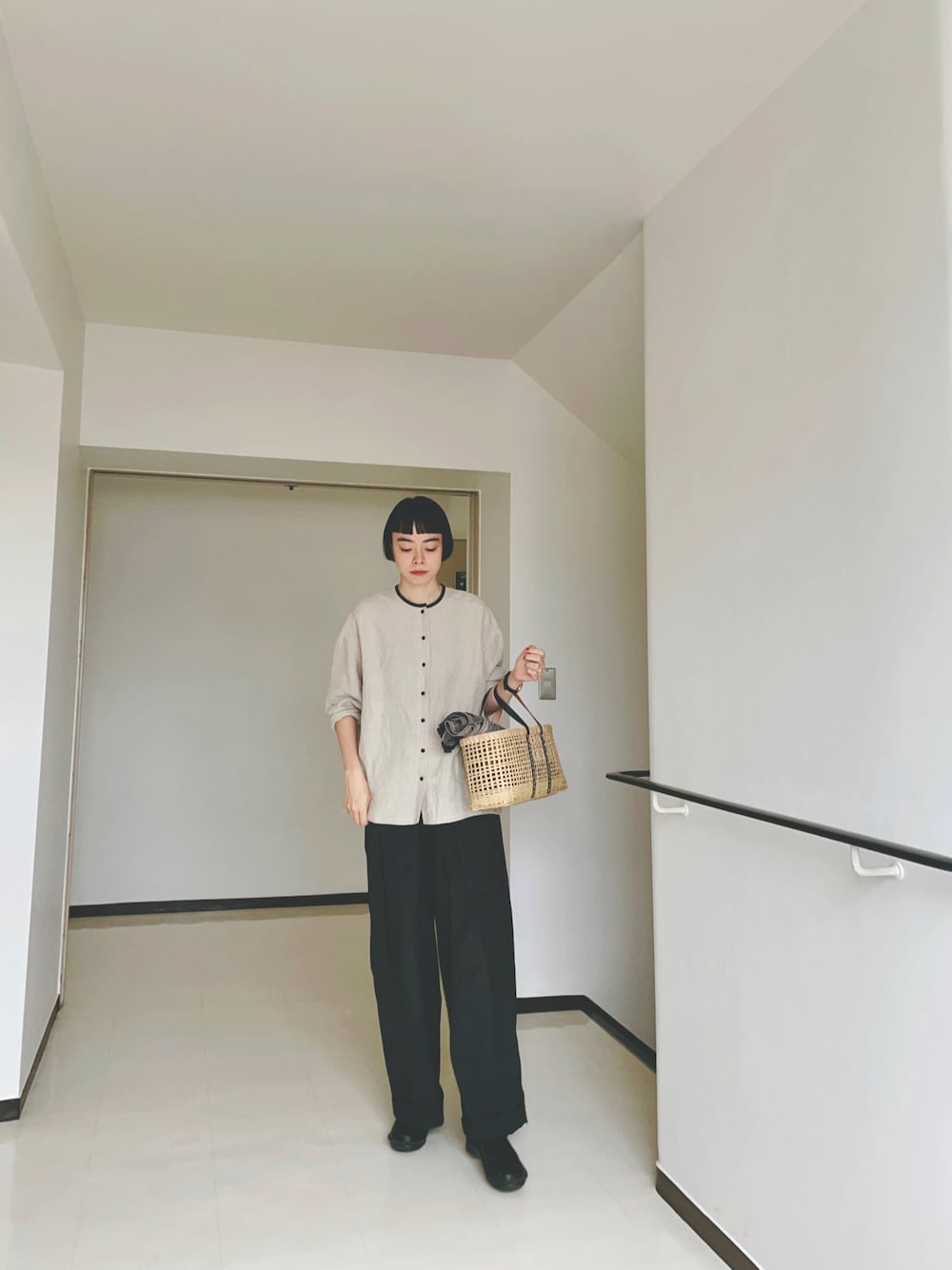 「シンプルスタイル、パンツスタイル、ナチュラル、ナチュラルスタイル、ブラウス、ワイドパンツ、かごバッグ、ローファー、ローファー×靴下、オトナカジュアル、秋のコーデ、秋カラー」｜「LUEUFのアイテム（シャツ/ブラウス、ベージュ系）」を使った、Kanocoさん（レディース・170cm）の秋コーディネートの1枚目の写真