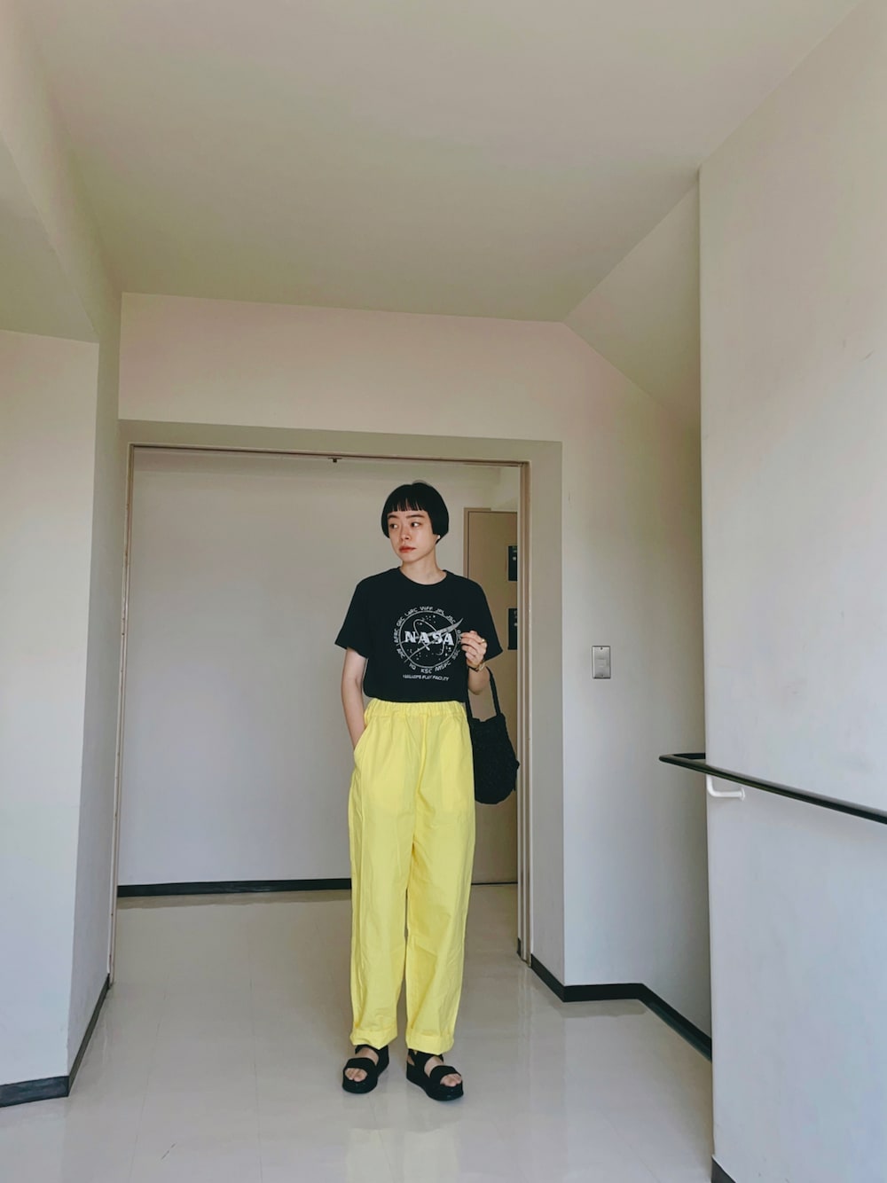 「シンプルコーデ、古着、古着MIX、カラーパンツ、黄色、パンツスタイル、Tシャツ、夏、カジュアルコーデ、オトナカジュアル、ママファッション、カラーコーデ」｜「古着のアイテム（Tシャツ/カットソー、ブラック系）」を使った、Kanocoさん（レディース・170cm）の夏コーディネートの1枚目の写真