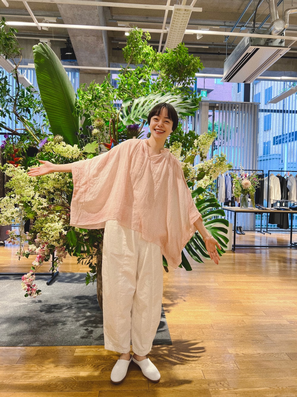 ピンク系のシャツ/ブラウス、ホワイト系のシューズ、シルバー系のイヤーカフを着用したレディースの夏コーディネートの1枚目の写真