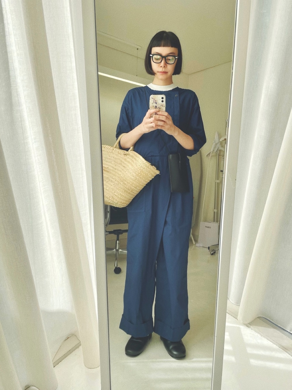 「大人カジュアル、つなぎ、オールインワン、サロペット、サボ、白Tシャツ、シンプル、ナチュラル、楽チンコーデ、ネイビー」｜「UNIVERSAL TISSUのアイテム（オールインワン・サロペット、ブルー系）」を使った、Kanocoさん（レディース・170cm）の秋コーディネートの1枚目の写真
