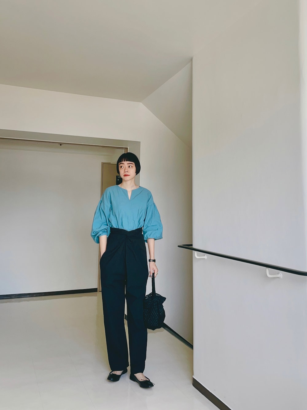 「秋コーデ、大人コーデ、シンプルコーデ、パンツコーデ、ラップパンツ、シンプル、ナチュラル、コラボ、バレエシューズ、黒、ブラウス」｜「studio CLIPの《DAYS》コラボカラーブラウス（シャツ/ブラウス、ブルー系）」を使った、Kanocoさん（レディース・170cm）の秋コーディネートの1枚目の写真