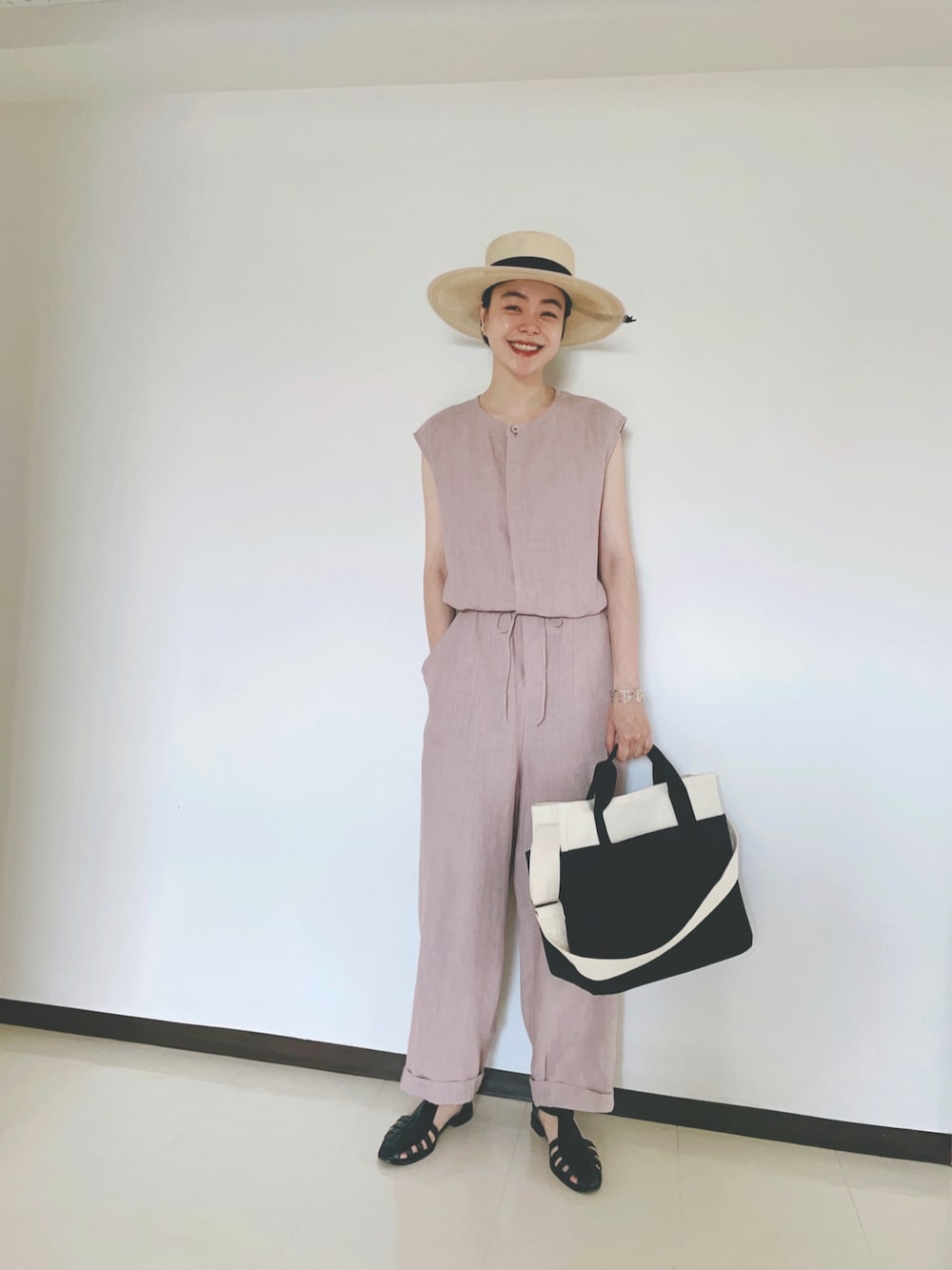 「大人カジュアル、むぎわら帽子、麦わら帽子、マザーズバッグ、リネン、オールインワン、サロペット、ナチュラル、シンプル、サンダル、夏コーデ、シンプルコーデ、ピンク」｜「LOISIRのワークテイストジャンプスーツ（つなぎ/オールインワン、ピンク系）」を使った、Kanocoさん（レディース・170cm）の春コーディネートの1枚目の写真