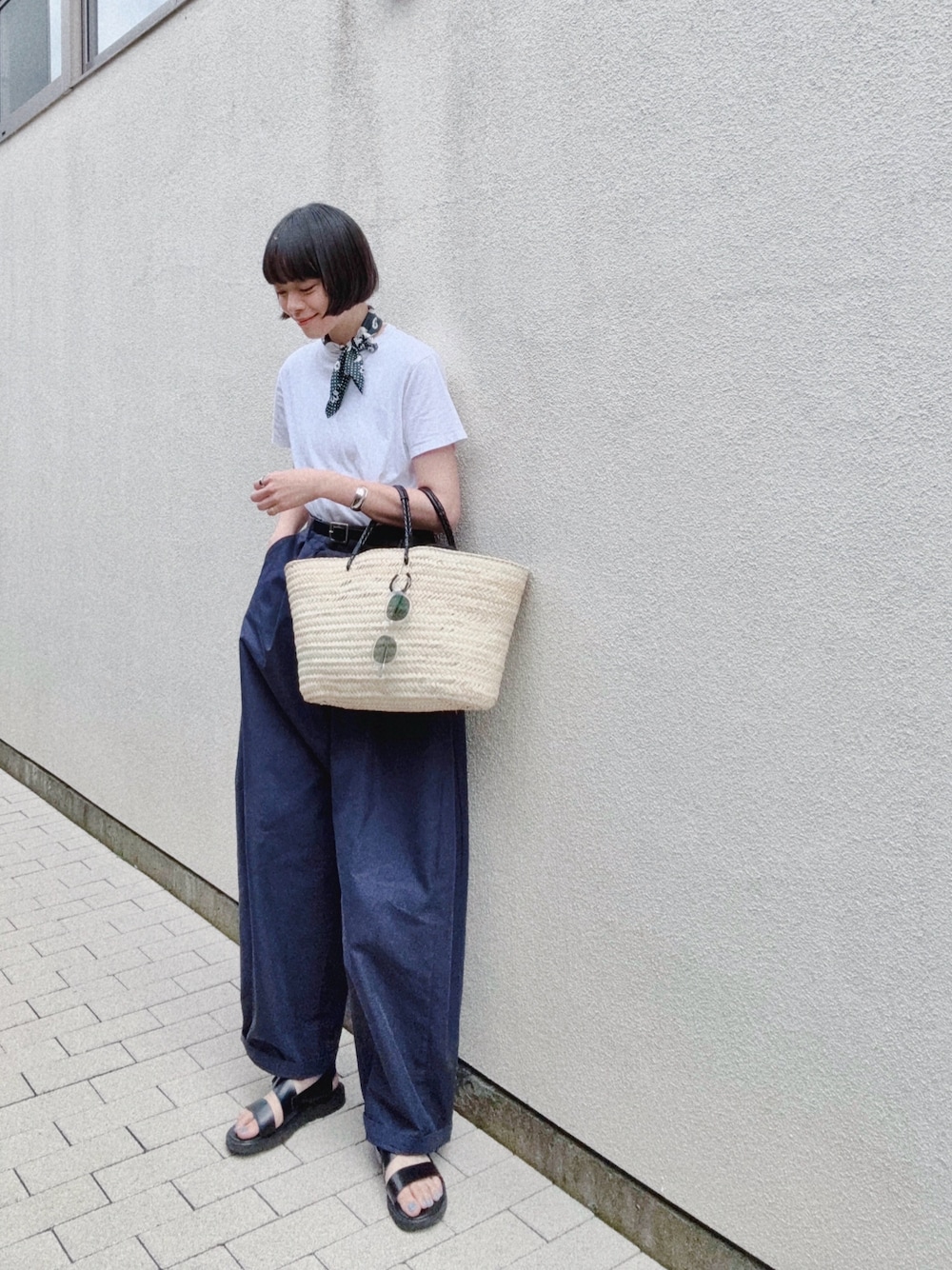ブラック系のサンダル、ブルー系のその他パンツ、ホワイト系のTシャツ/カットソーを着用したレディースの夏コーディネートの1枚目の写真