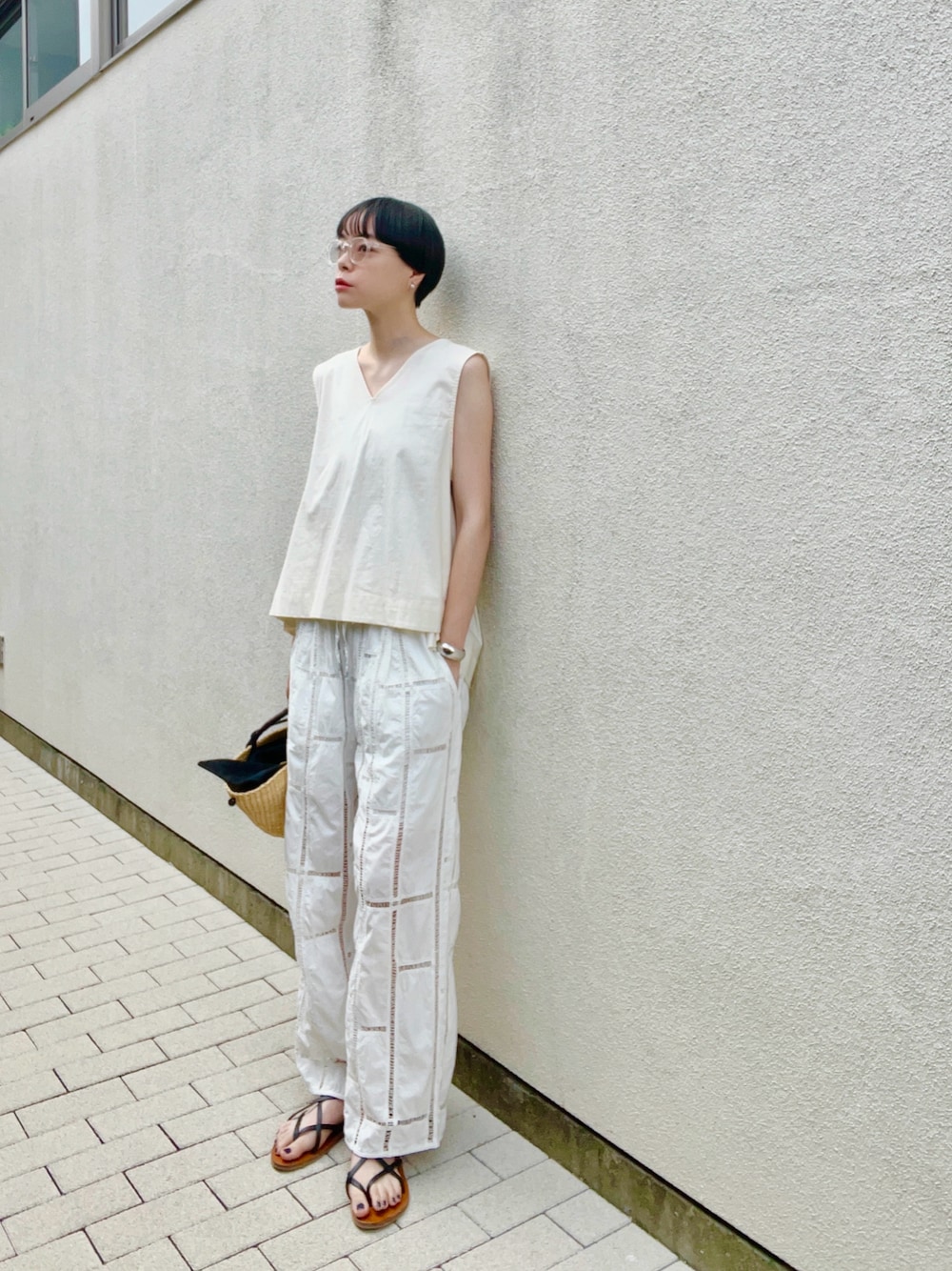 「ノースリーブ、レース、レースパンツ、オールホワイト、ワントーン、モノトーン、かごバッグ、サンダル、シンプルコーデ、シンプル、夏服コーデ、オトナカジュアル、オトナ女子、Curensology、ママコーデ」｜「Bshopのeunoia | スリーブレスVネックプルオーバー WOMEN（シャツ/ブラウス、ホワイト系）」を使った、Kanocoさん（レディース・170cm）の夏コーディネートの1枚目の写真