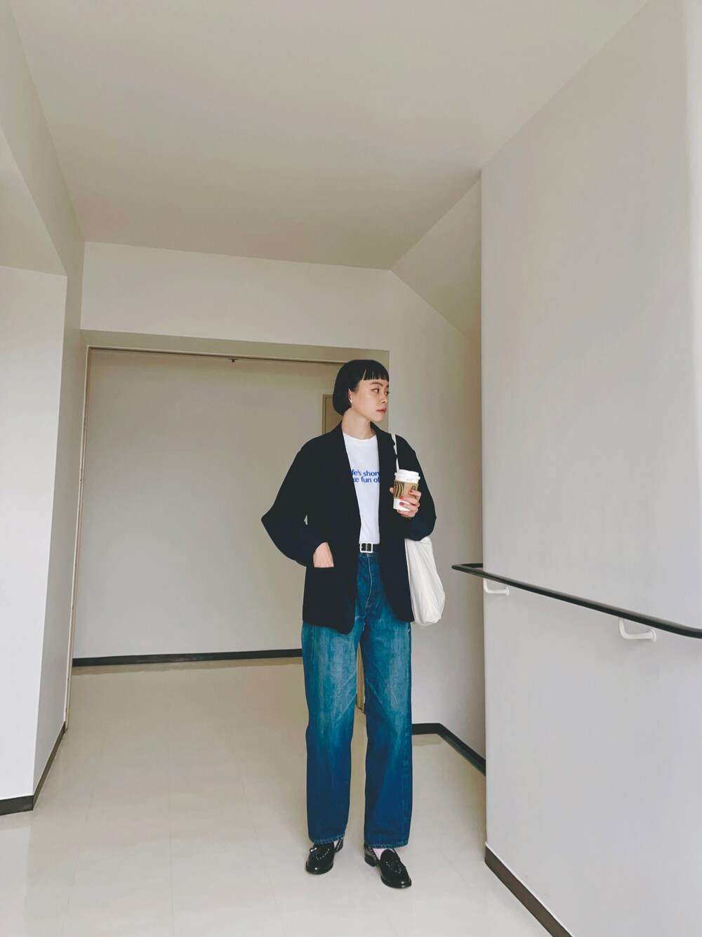 「秋のコーデ、シンプルコーデ、シンプル、ジャケット、ジャケットスタイル、コーデュロイジャケット、デニム、ロゴT、白Tシャツ、ローファー、カジュアルコーデ」｜「fruit of lifeのアイテム（ジャケット/アウター、ブルー系）」を使った、Kanocoさん（レディース・170cm）の秋コーディネートの1枚目の写真