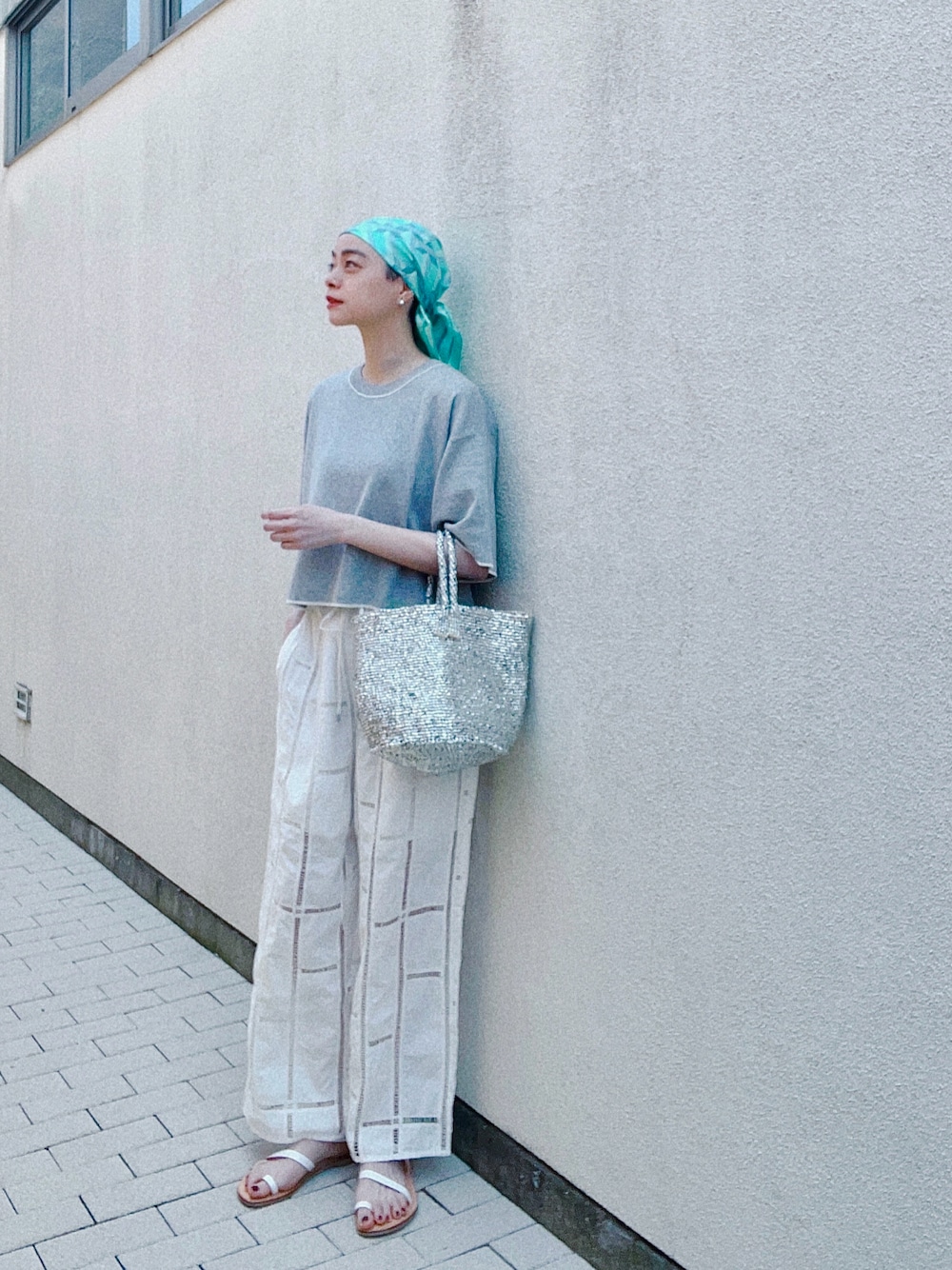 「サンダル、スカーフ、スカーフアレンジ、tiffany&co、レースパンツ、大人コーデ、Curensology、オトナカジュアル、シンプル、シンプルコーデ、パンツコーデ、キレイめコーデ、パンツスタイル、ママコーデ、ママファッション」｜「MIESROHEのｼｱｰﾜｲﾄﾞTﾆｯﾄ（ニット/セーター、グレー系）」を使った、Kanocoさん（レディース・170cm）の夏コーディネートの1枚目の写真