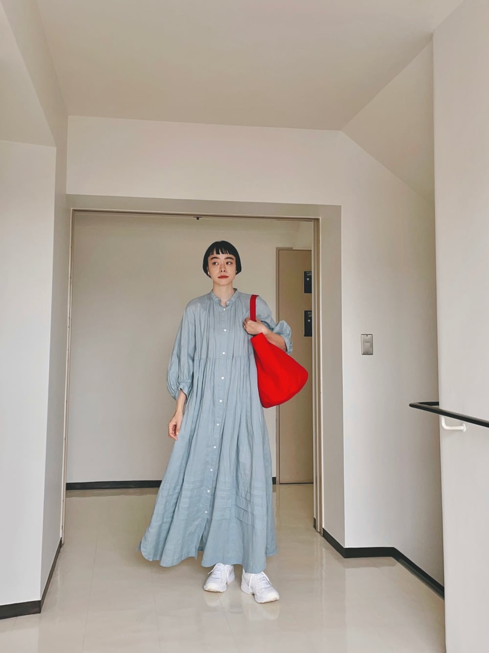 「秋服、大人カジュアル、ママコーデ、ママファッション、マキシ丈ワンピース、ロングワンピース、赤、スニーカー、ワンピース×スニーカー、ワンピーススタイル、差し色」｜「FreadaのTEMBEA×Freada/テンベア 別注BH TOTE/ブラックホールトートバッグ　キャンバストートバッグ（トートバッグ、レッド系）」を使った、Kanocoさん（レディース・170cm）の秋コーディネートの1枚目の写真