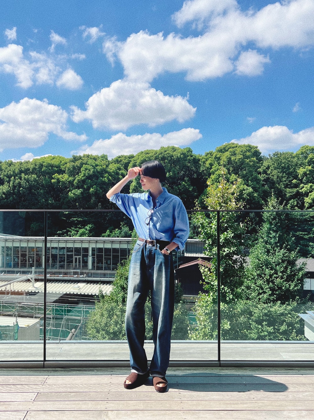 「ブラウン、サンダル、秋のコーデ、デニムコーデ、シャツスタイル、シャツ、シャツ×デニム、シンプル、シンプルコーデ、カジュアル、デニム、キレイめカジュアル、初秋コーデ、秋カラー、ママコーデ」｜「BENEXYの180/イチハチマル スリム ベロアレザー（UNISEX）（サンダル、ブラウン系）」を使った、Kanocoさん（レディース・170cm）の秋コーディネートの1枚目の写真