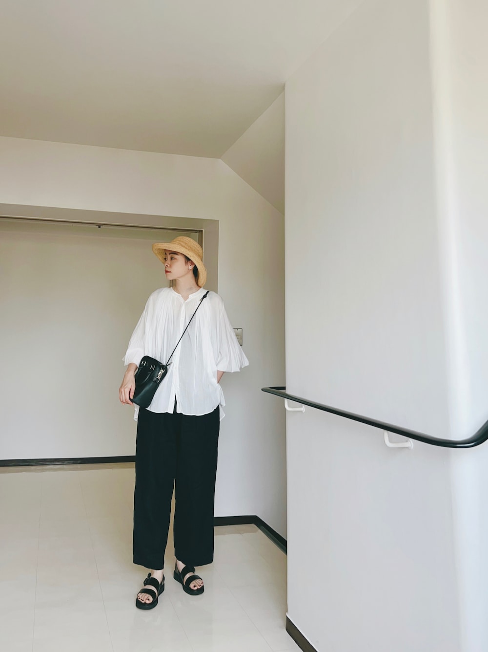 「夏コーデ、シンプルコーデ、ナチュラル、ナチュラルスタイル、麦わら帽子、ブラウス、黒パンツ、リネンパンツ、リラックススタイル、ママコーデ、お迎えコーデ、サンダル」｜「LOISIRのラフィアハット（ハット、ベージュ系）」を使った、Kanocoさん（レディース・170cm）の春コーディネートの1枚目の写真