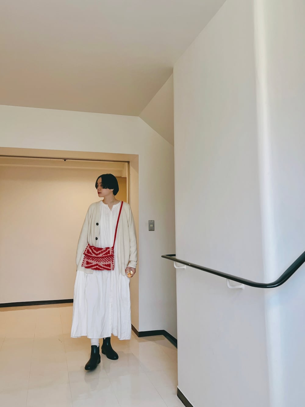 「オトナカジュアル、秋冬、シンプル、ナチュラル、ホワイトコーデ、カーディガン、ロングワンピース、レインブーツ、ワンピース、大人かわいい、シンプルスタイル、大人ガーリー、ママコーデ」｜「Antonello Teddeのアイテム（バッグ、レッド系）」を使った、Kanocoさん（レディース・170cm）の秋コーディネートの1枚目の写真