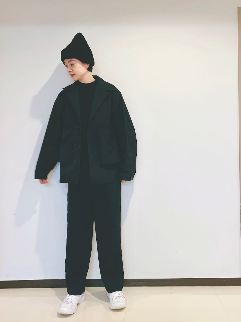 「大人コーデ、オールブラック、スニーカー、白スニーカー、モノトーン、シンプル、メンズライク、オーバーサイズ、サテンパンツ、ニット帽、秋、パンツスタイル、ラフ」｜「N.HOOLYWOODのN.HOOLYWOOD 2018 SPRING & SUMMER COMPILE LINE BLOUSON（ブルゾン、ブラック系）」を使った、Kanocoさん（レディース・170cm）の秋コーディネートの1枚目の写真