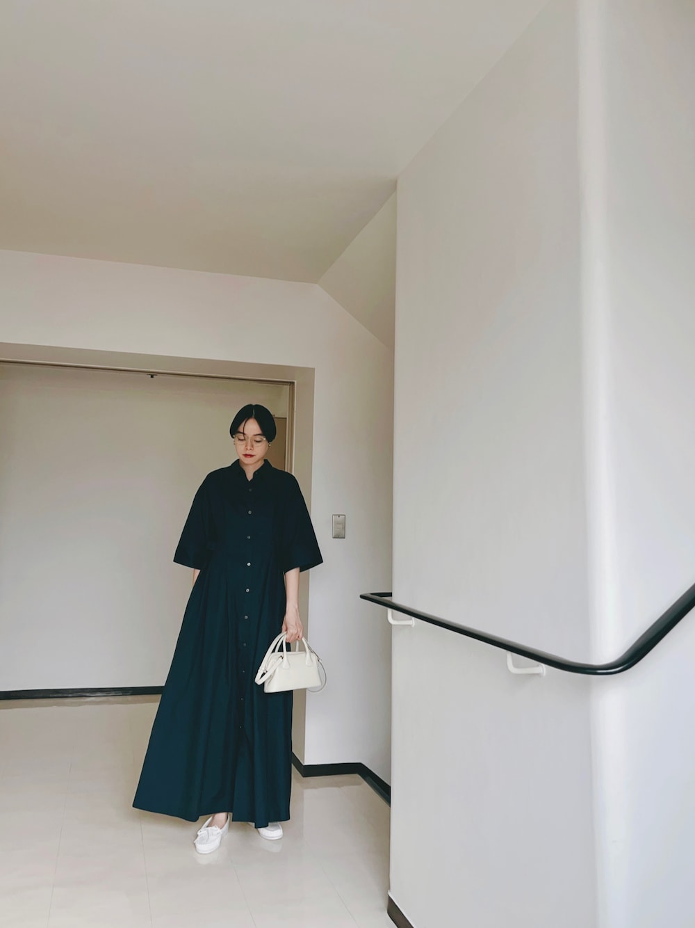「秋コーデ、大人カジュアル、きれいめカジュアル、シンプル、シンプルスタイル、大人女子、シャツワンピ、ワンピース、マキシ丈ワンピース、ロングワンピース、メガネ女子、めがね、ママコーデ」｜「SALON adam et rope'の【ZOZOTOWN限定】ハーフスリーブウエストタックシャツワンピース（シャツワンピース、ブルー系）」を使った、Kanocoさん（レディース・170cm）の秋コーディネートの1枚目の写真