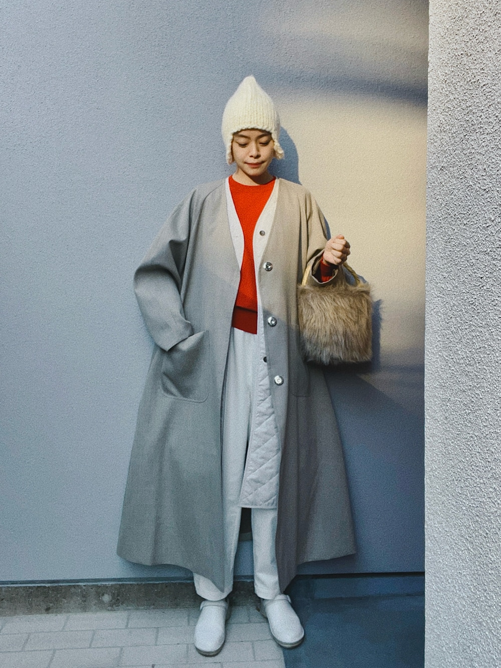 「シンプルスタイル、ニット帽、ワントーンコーデ、シンプル、ロングコート、白パンツ、ナチュラル、かごバッグ、ファーバッグ、カジュアル、ママコーデ、Cacco、パンツコーデ」｜「Caccoのアイテム（帽子、ホワイト系）」を使った、Kanocoさん（レディース・170cm）の冬コーディネートの1枚目の写真