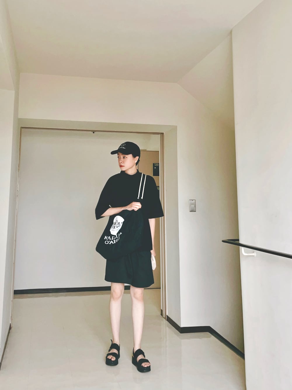 「シンプルコーデ、夏服、メンズライク、ママファッション、ラフコーデ、オーバーサイズ、短パン、ショーツ、サンダル、黒、キャップ、カジュアル」｜「CAMPERの[カンペール] ORUGA UP / サンダル（サンダル、ブラック系）」を使った、Kanocoさん（レディース・170cm）の夏コーディネートの1枚目の写真
