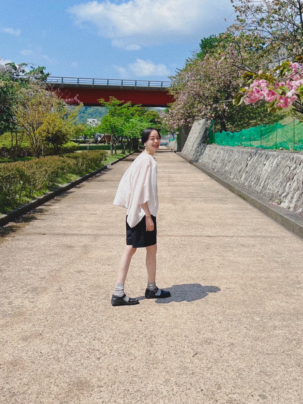 「ブラウス、ショートパンツ、短パン、ハーフパンツ、ナチュラル、ナチュラルスタイル、コンジェペイエ、conges payes、シンプル、シンプルコーデ、春服コーデ、お出かけコーデ、ママファッション、ママコーデ」｜「conges payes ADIEU TRISTESSEのKanocoさんコラボ ポンチョシルエットブラウス（シャツ/ブラウス、ピンク系）」を使った、Kanocoさん（レディース・170cm）の春コーディネートの1枚目の写真
