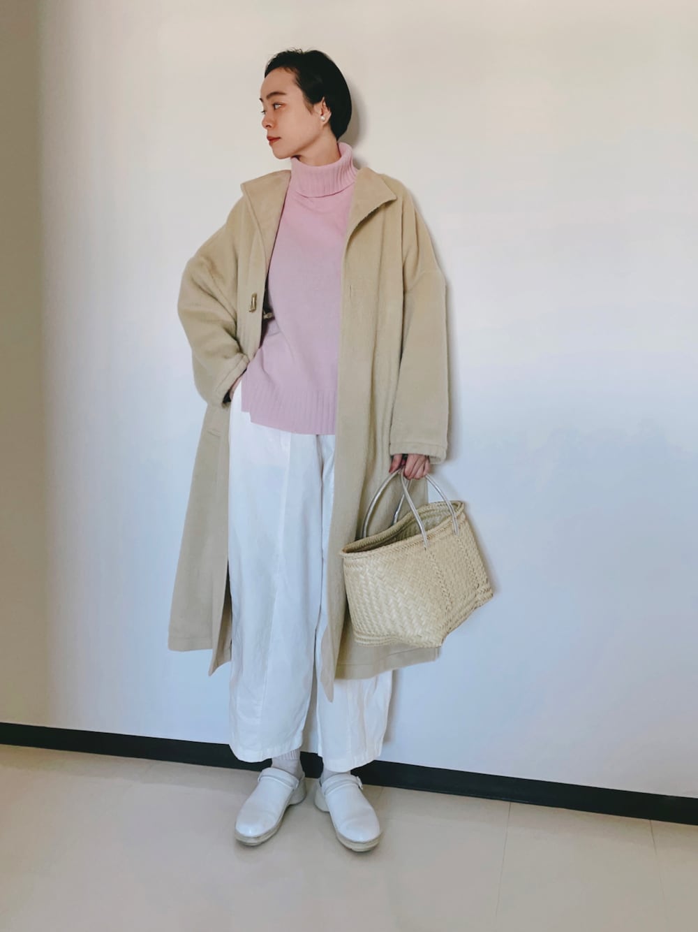 「シンプルコーデ、カジュアル、パンツスタイル、春コーデ、シンプル、ニット、ピンク、ピンクニット、かごバッグ、ママファッション、ホワイト、白パンツ」｜「JOURNAL STANDARDのカシミヤウールタートルネックプルオーバー◆（ニット/セーター、ピンク系）」を使った、Kanocoさん（レディース・170cm）の冬コーディネートの1枚目の写真