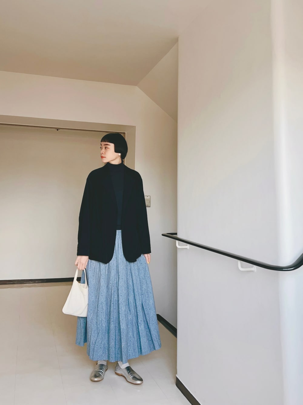 「春服コーデ、春服、シンプル、ワントーンコーデ、ネイビー、花柄スカート、ロングスカート、スリッポン、ナチュラル、ジャケット、ジャケットスタイル、大人カジュアル」｜「JOHN SMEDLEYのアイテム（ニット/セーター、ブルー系）」を使った、Kanocoさん（レディース・170cm）の春コーディネートの1枚目の写真
