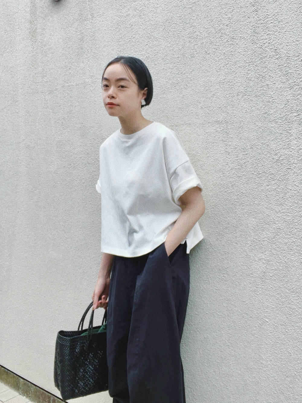「Cacco、モノトーン、モノトーンコーデ、シンプル、シンプルコーデ、ショート丈、白Tシャツ、パンツスタイル、夏、黒パンツ、サンダル、ママファッション、ママコーデ」｜「Caccoのアイテム（Tシャツ/カットソー、その他）」を使った、Kanocoさん（レディース・170cm）の夏コーディネートの1枚目の写真