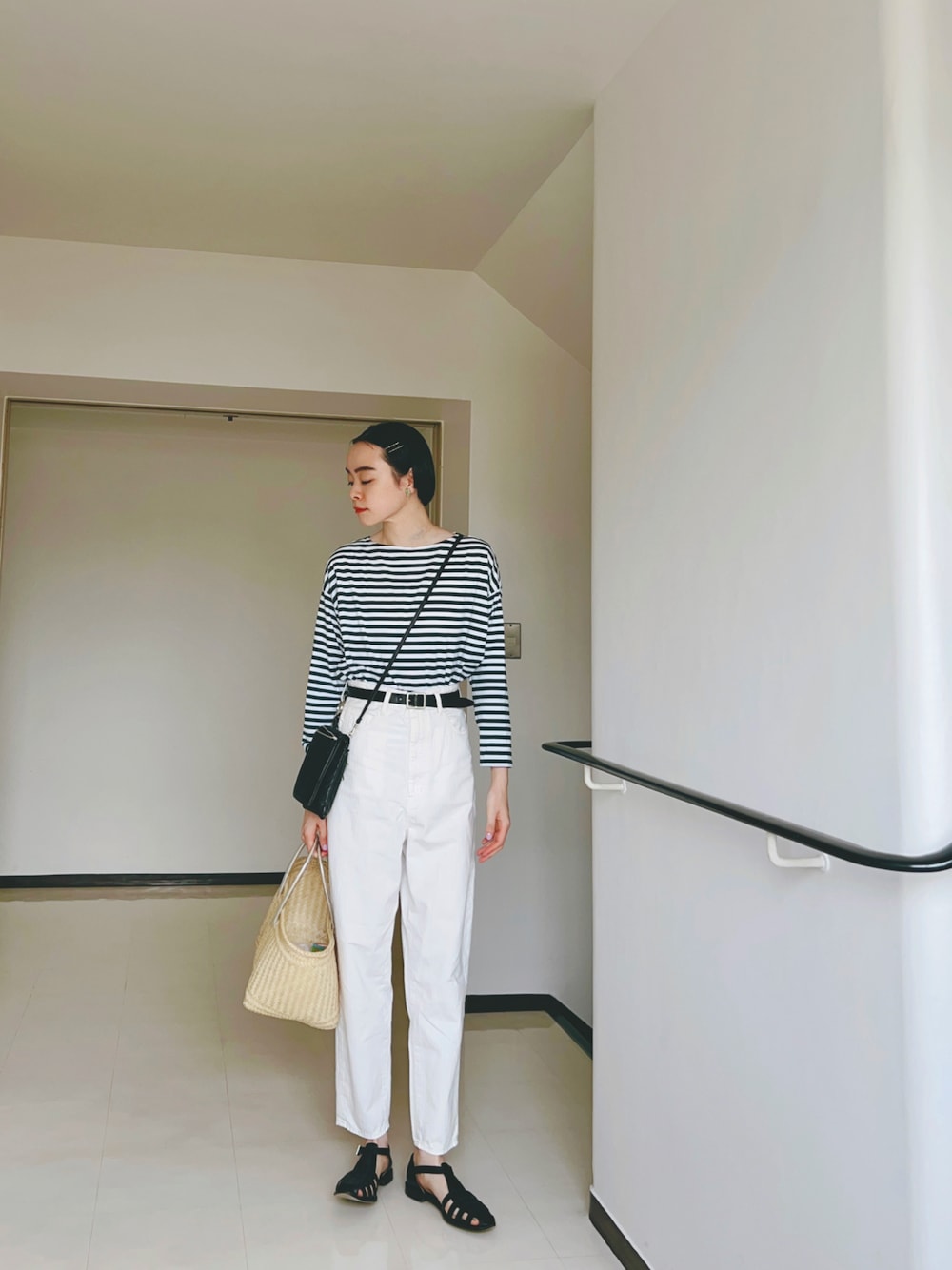「大人カジュアル、ボーダー、ボーダートップス、白デニム、白パンツ、ハイウエストパンツ、シンプル、かごバッグ、ナチュラル、カゴバック、カジュアル、ママコーデ」｜「nagonstansのヘリンボーン Modest（デニムパンツ、ホワイト系）」を使った、Kanocoさん（レディース・170cm）の春コーディネートの1枚目の写真