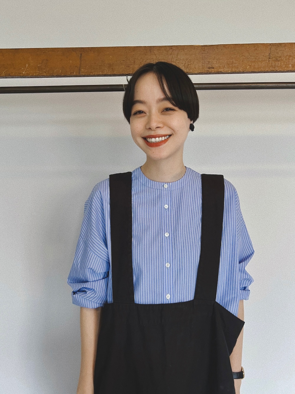 「秋服、シンプル、シャツスタイル、シャツ、シャツコーデ、ストライプシャツ、ストライプ、キレイめカジュアル、レインブーツ、conges payes、秋コーデ、シンプルコーデ、ナチュラル、ママコーデ、雨の日コーデ」｜「conges payes ADIEU TRISTESSEのKanocoさんコラボレーションシャツ（シャツ/ブラウス、ブルー系）」を使った、Kanocoさん（レディース・170cm）の秋コーディネートの1枚目の写真