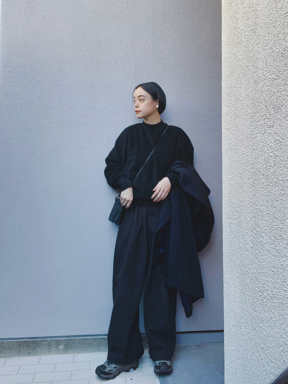 「オトナカジュアル、オトナ女子、パンツスタイル、ロングコート、黒、ワントーンコーデ、スニーカー、スニーカーコーデ、冬、ワイドパンツ、イヤリング、Cacco」｜「ALWELの[ALWEL] FLEECE SHIRTS / フリース トレーナー（ニット/セーター、ブラック系）」を使った、Kanocoさん（レディース・170cm）の冬コーディネートの1枚目の写真