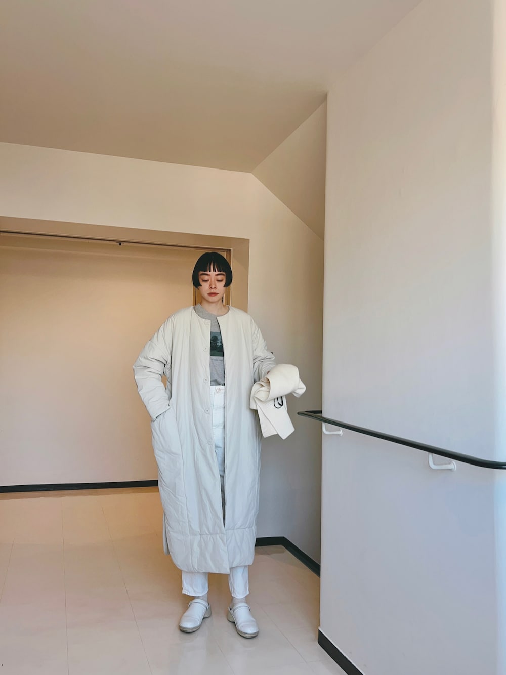 「フォトT、ロンT、大人カジュアル、シンプル、ワントーンコーデ、白パンツ、サボ、ロングコート、ハイウエストパンツ、パンツスタイル、シンプルコーデ、冬アウター」｜「フォト ロンＴのアイテム（Tシャツ/カットソー、グレー系）」を使った、Kanocoさん（レディース・170cm）の冬コーディネートの1枚目の写真
