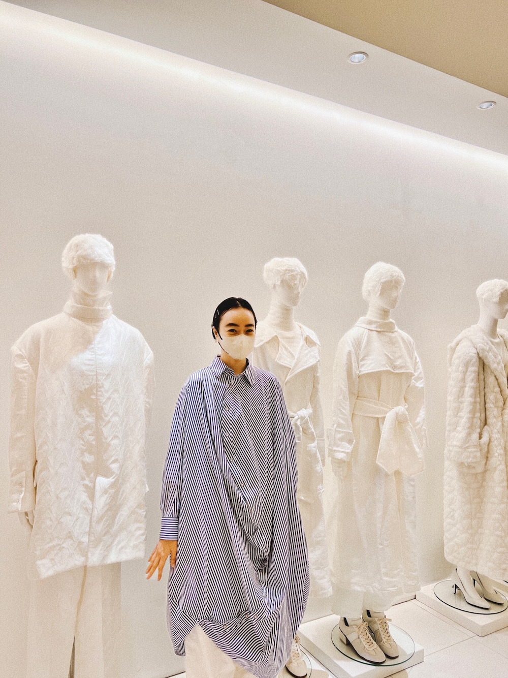 「春コーデ、ANREALAGE、アンリアレイジ(ANREALAGE)、シャツスタイル、シャツ、ロングシャツ、春カラー、シンプル、シンプルスタイル、白パンツ、カジュアルコーデ、ママコーデ、ママファッション」｜「ANREALAGEのアイテム（シャツ/ブラウス、ブルー系）」を使った、Kanocoさん（レディース・170cm）の春コーディネートの1枚目の写真