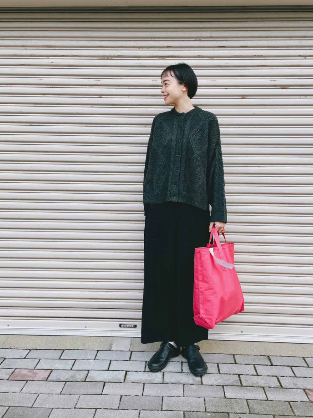 「大人カジュアル、ワントーンコーデ、黒、カーディガン、ウールパンツ、トートバッグ、ピンク、サボ、シンプル、ナチュラル」｜「PUAL CE CINのケーブルニットカーディガン（カーディガン/ボレロ、ブラック系）」を使った、Kanocoさん（レディース・170cm）の冬コーディネートの1枚目の写真
