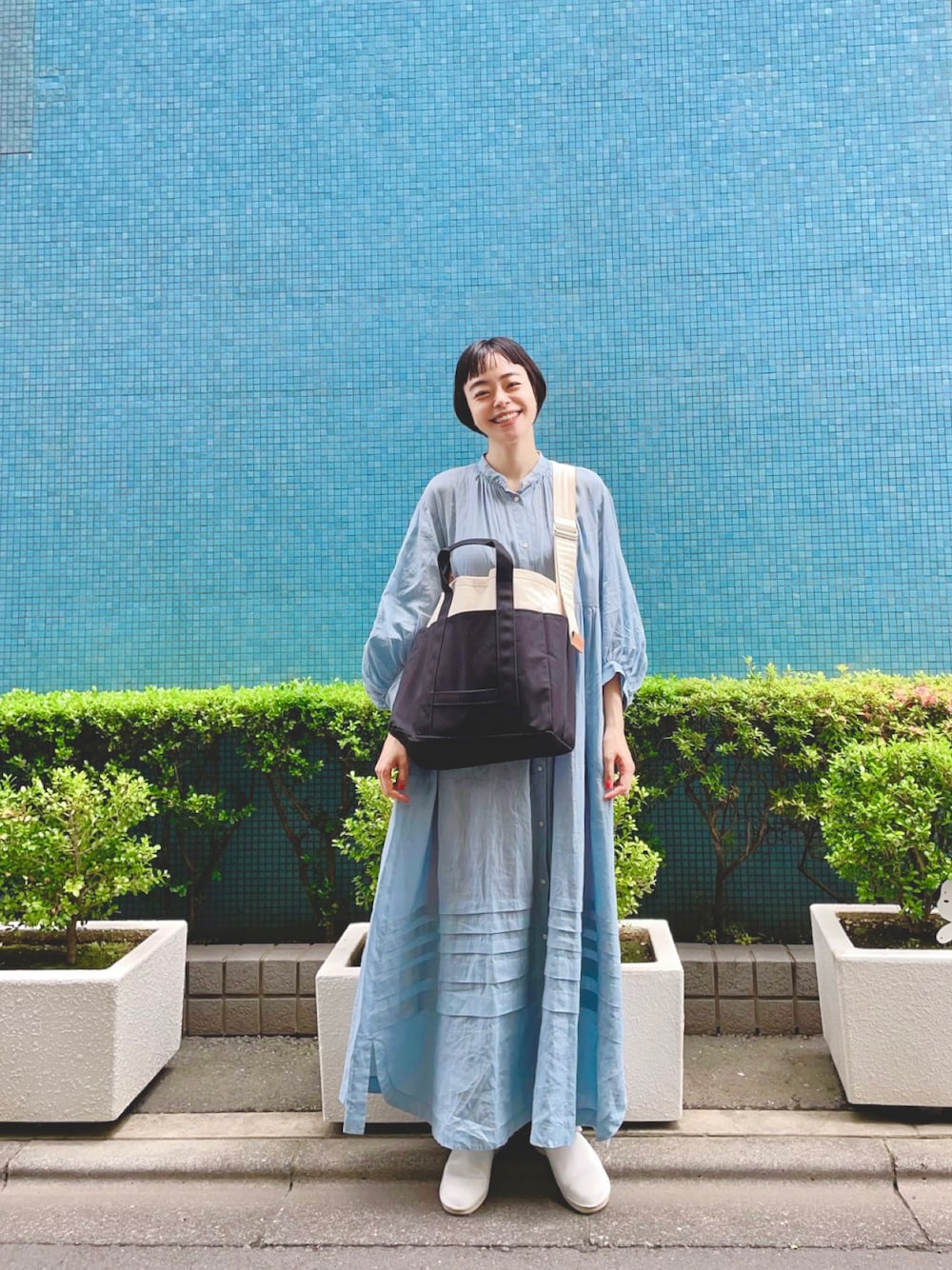「カジュアルコーデ、マキシ丈ワンピース、ロングワンピース、マザーズバッグ、シンプル、サボ、ナチュラル、シンプルコーデ、ママコーデ、ママファッション」｜「LOISIRの【大人のおしゃれ手帖5月号掲載商品】ラミーワッシャータックディテールワンピース（シャツワンピース、ブルー系）」を使った、Kanocoさん（レディース・170cm）の夏コーディネートの1枚目の写真