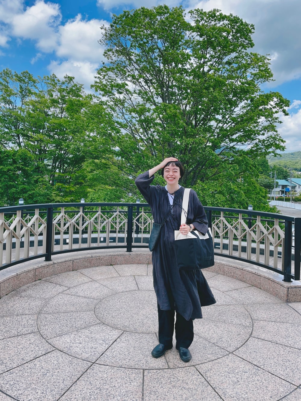 「初夏コーデ、大人カジュアル、シンプル、パンツスタイル、ワンピース、nest robe、マザーズバッグ、ママコーデ、ママファッション、ナチュラル、白Tシャツ、ワントーンコーデ、モノトーン」｜「フェリシモ／L'AMIPLUSのアイテム（バッグ、ブラック系）」を使った、Kanocoさん（レディース・170cm）の夏コーディネートの1枚目の写真