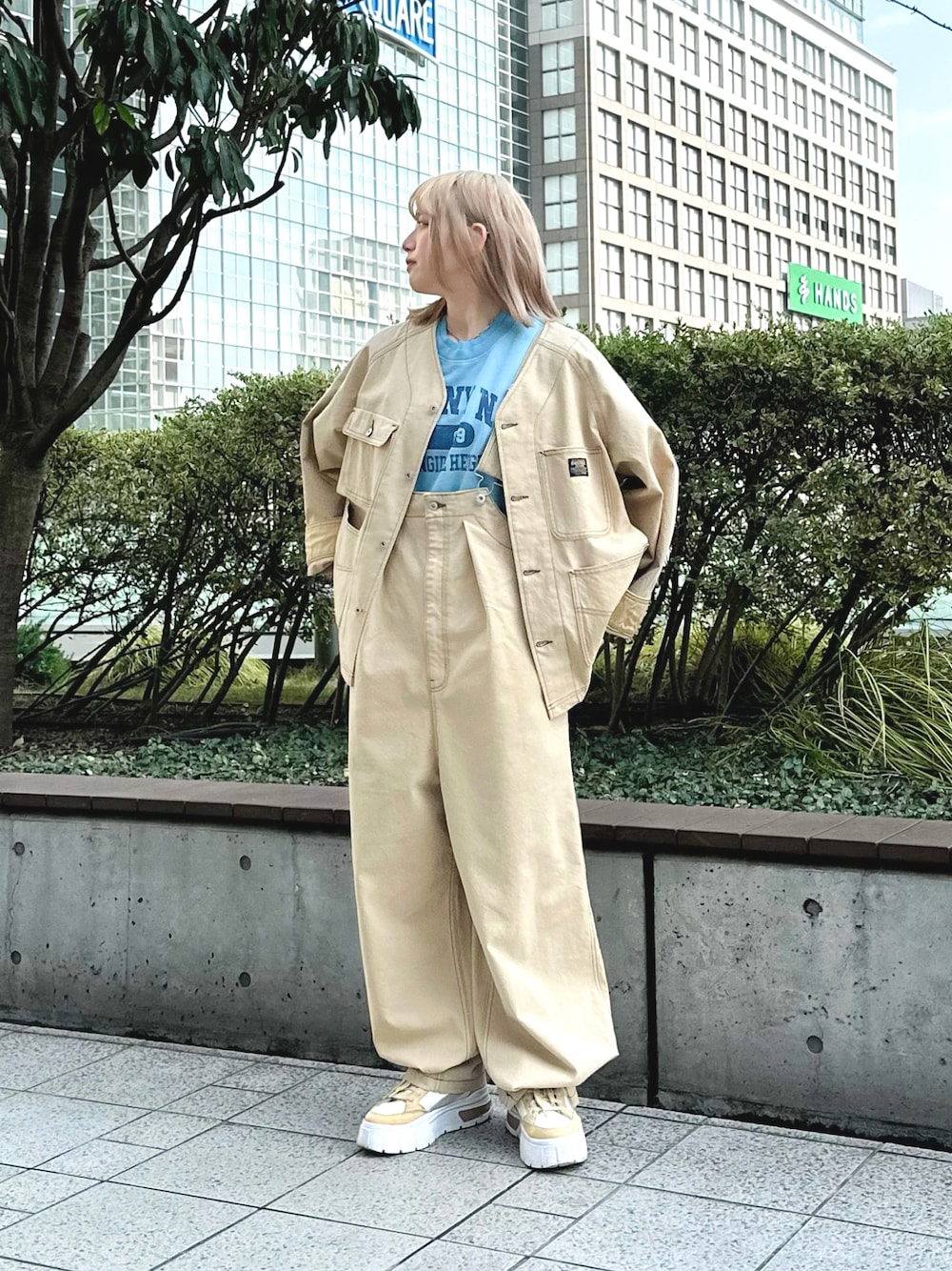 「サロペット、サロペ、オーバーオール、セットアップ、おしゃれさんと繋がりたい、ダブルネーム、doublename、インスタやってます、アウトドアスタイル」｜「DOUBLE NAMEのダブルリブ カレッジロゴプルオーバー（Tシャツ/カットソー、ブルー系）」を使った、Tamaさん（骨格ストレート・レディース・157cm）の春コーディネートの1枚目の写真