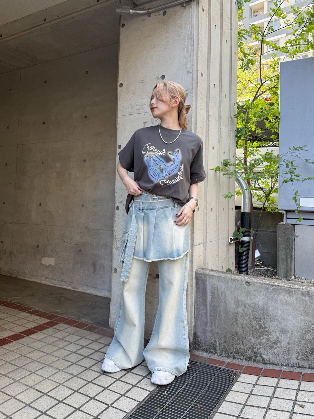 「レイヤードスタイル、夏コーデ、デニム、デニムパンツ、デニムコーデ、デニムスカート、レイヤードstyle、レイヤード、スカパン、スカパンコーデ、くじら、クジラ柄」｜「DOUBLE NAMEの太陽を追いかけたいくじらゆるTEE（Tシャツ/カットソー、ブラック系）」を使った、Tamaさん（骨格ストレート・レディース・156cm）の夏コーディネートの1枚目の写真
