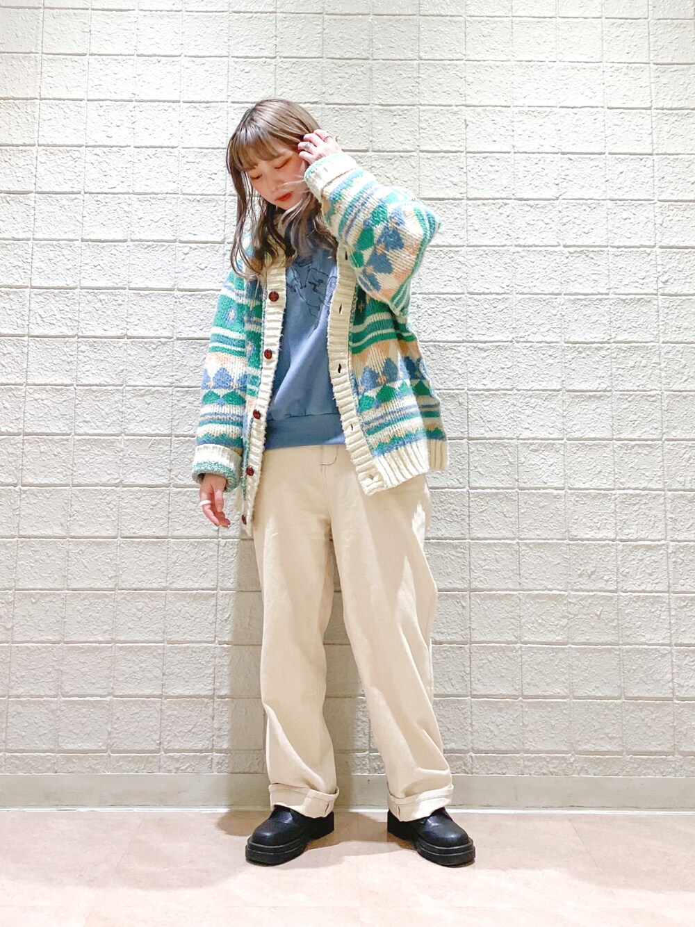 「Double name、ダブルネーム、カジュアルコーデ、カーディガン、ルミネエスト新宿、新宿、インスタフォローしてね！、春服、アパレルスタッフ」｜「DOUBLE NAMEの旅の始まり恐竜刺しゅうプルオーバー（スウェット、ブルー系）」を使った、Tamaさん（レディース・157cm）の冬コーディネートの1枚目の写真