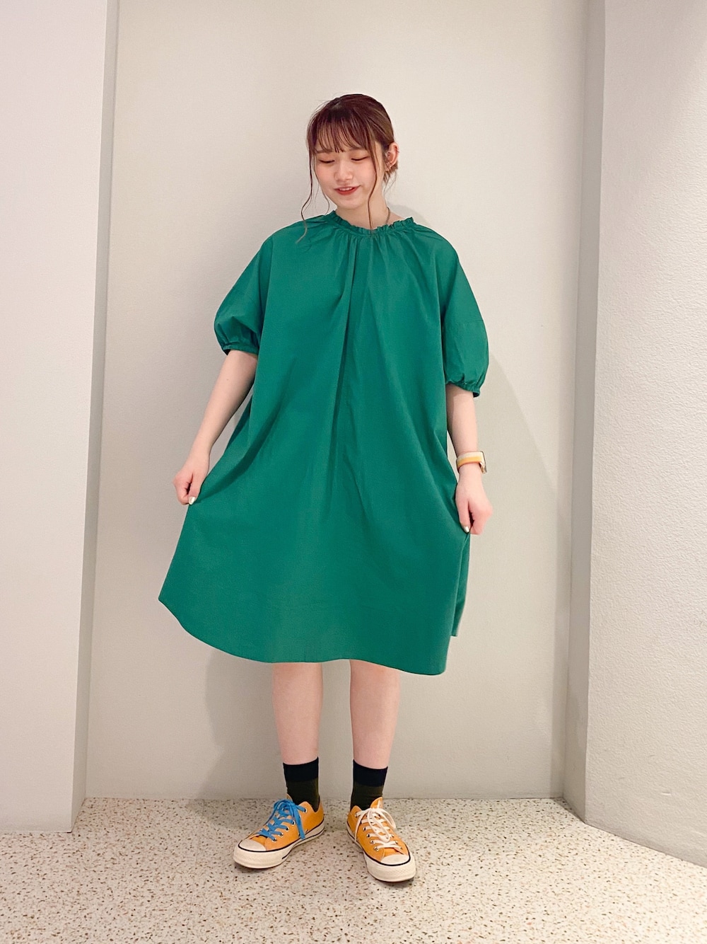 「ビタミンカラー、カラー×コーデ、ワンピース、ダブルネーム、Double name、ひざ丈スカート、グリーンコーデ、新宿、新宿ルミネエスト」｜「DOUBLE NAMEのひざ丈コットンワンピース（ワンピース、グリーン系）」を使った、Tamaさん（レディース・157cm）の春コーディネートの1枚目の写真