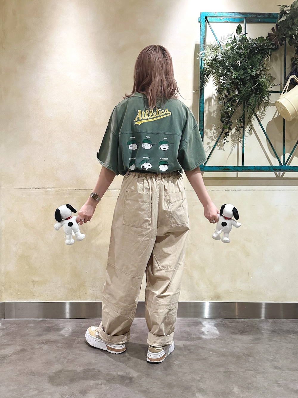 「PEANUTS、MLB、MLBコラボ、スヌーピー、古着MIX、加工、だぼゆる、スヌーピーT、おでかけコーデ」｜「DOUBLE NAMEのＭＬＢ×ＰＥＡＮＵＴＳコラボ　ＢＩＧ TEE/ユニセックス（Tシャツ/カットソー、グリーン系）」を使った、Tamaさん（骨格ストレート・レディース・156cm）の春コーディネートの1枚目の写真