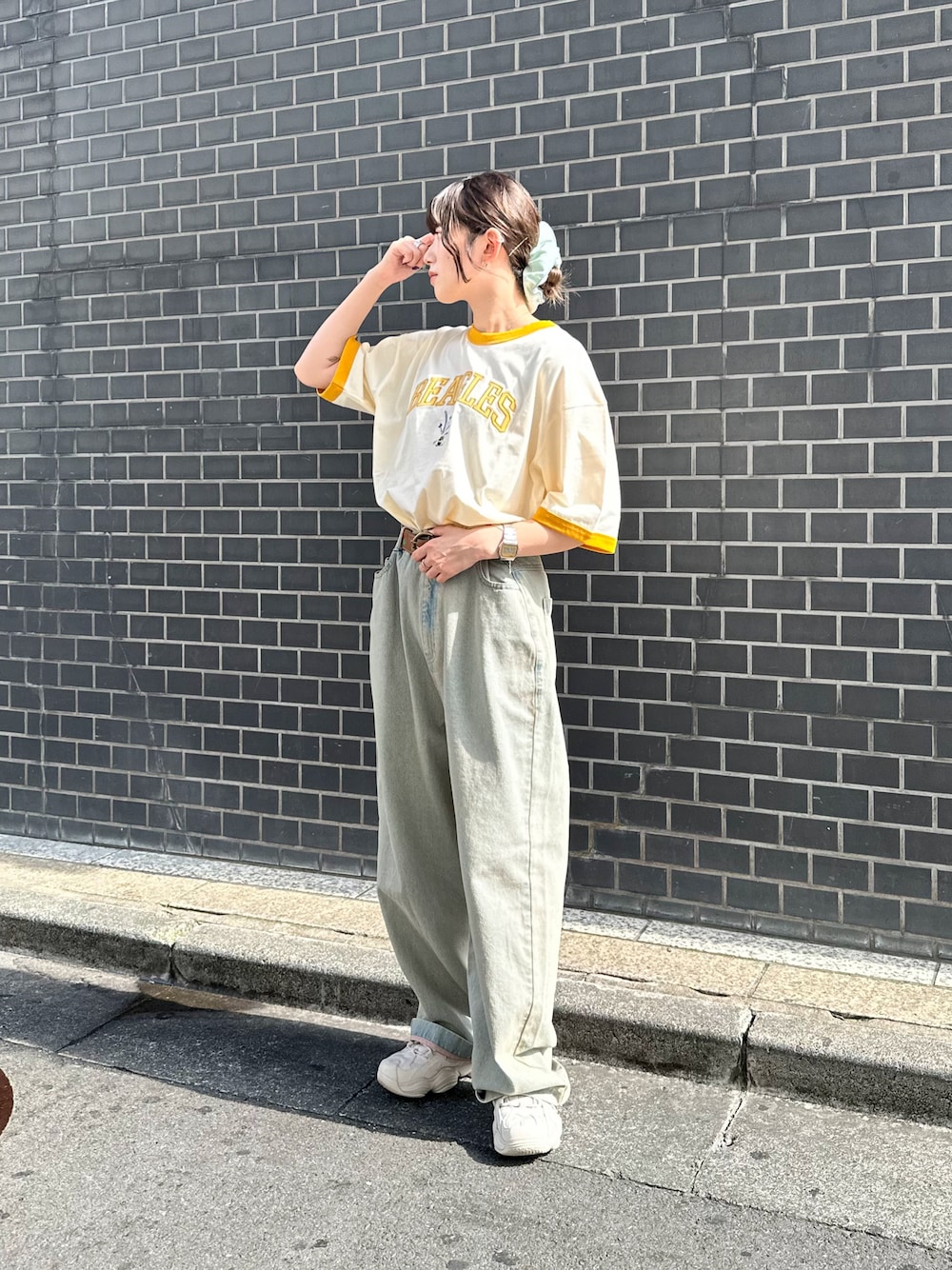 「アツいコーデ全部見せ、夏コーデ、デニムコーデ、リンガーTシャツ、デニムパンツ」｜「DOUBLE NAMEのPEANUTS CLONP リンガーTEE/ユニセックス（Tシャツ/カットソー、イエロー系）」を使った、Tamaさん（骨格ストレート・レディース・156cm）の夏コーディネートの1枚目の写真