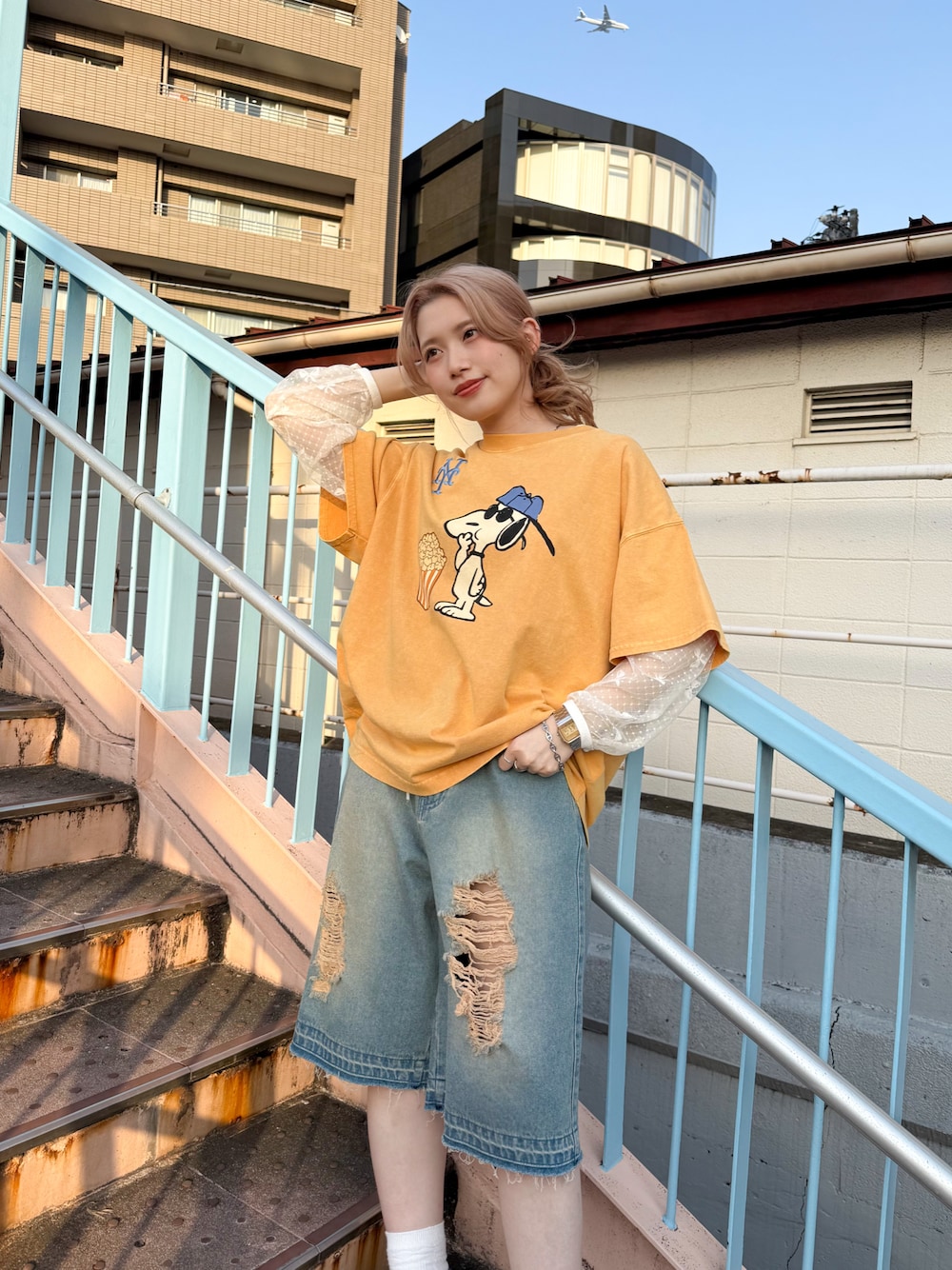 「春めき満開コーデ、ハーフパンツ、デニム、デニムパンツ、MLBコラボ、MLB、PEANUTS、スヌーピー」｜「DOUBLE NAMEのMLB×PEANUTSコラボ POPCORN BIG TEE/ドジャース・ヤンキース・カブス・パドレス・メッツ/ピーナッツ/ユニセックス（Tシャツ/カットソー、オレンジ系）」を使った、Tamaさん（骨格ストレート・レディース・156cm）の春コーディネートの1枚目の写真