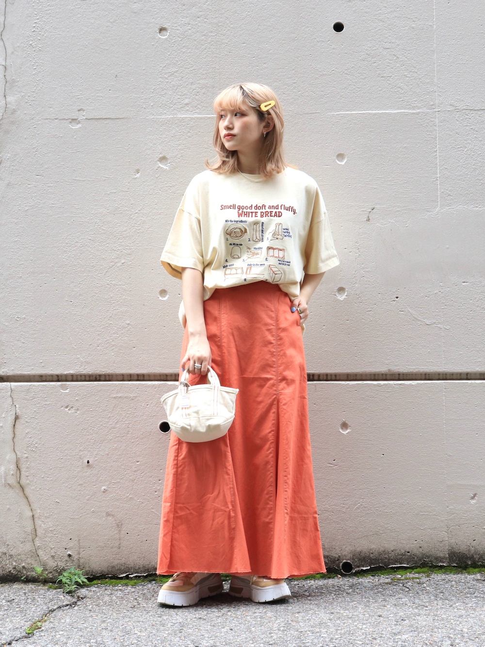 「ダブルネーム、DOUBLE NAME、Tシャツ、スカート、夏カラー、刺繍、刺繍アイテム」｜「DOUBLE NAMEのHOW TO WHITE BREAD刺しゅうTEE/ユニセックス（Tシャツ/カットソー、ホワイト系）」を使った、Tamaさん（骨格ストレート・レディース・156cm）の夏コーディネートの1枚目の写真