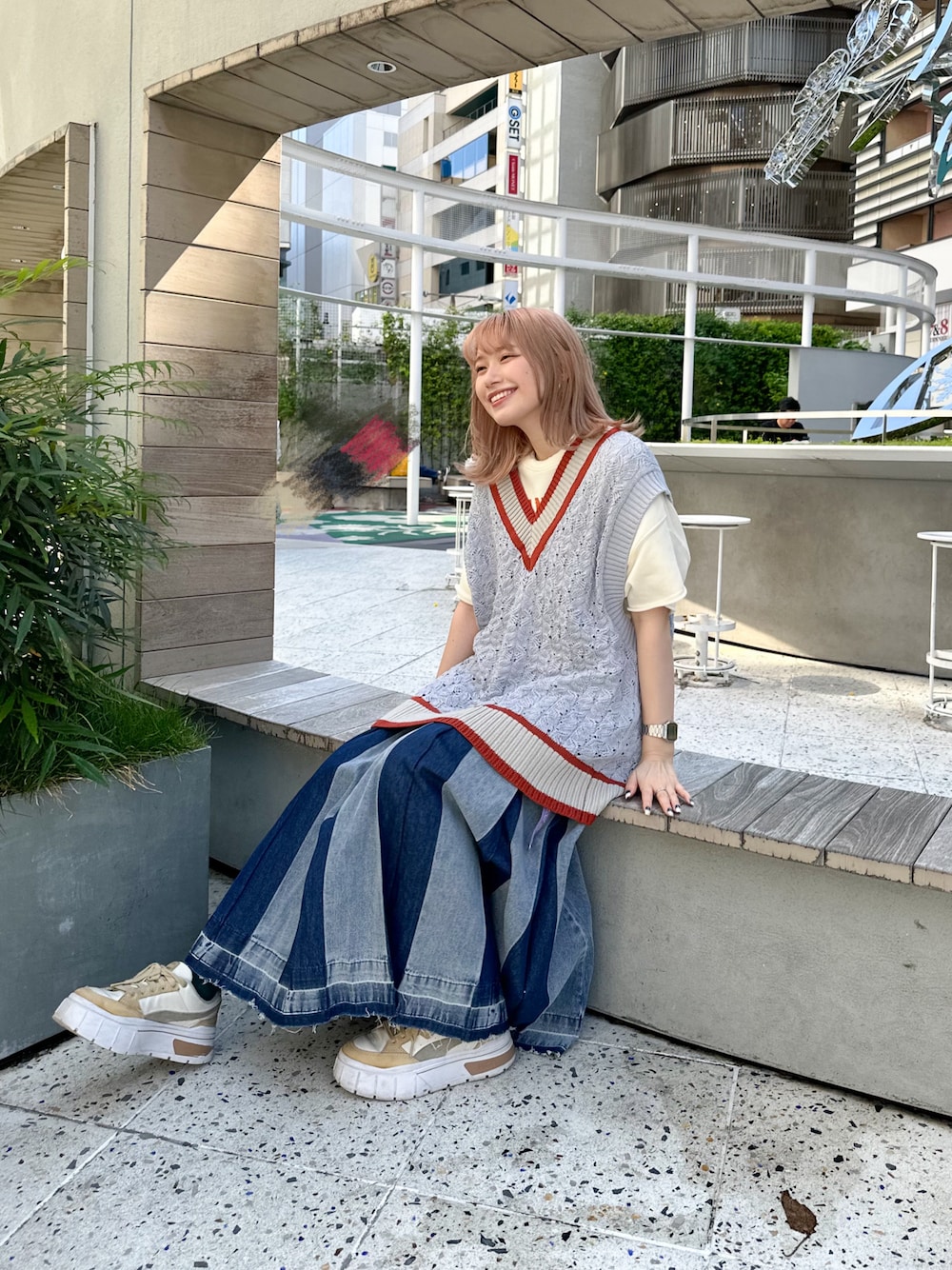 「シンプル、デニムスカート、ダブルネーム、doublename、骨格ストレート、骨スト、デニム、夏コーデ」｜「DOUBLE NAMEのチルデンニットベスト（ベスト、ブルー系）」を使った、Tamaさん（骨格ストレート・レディース・156cm）の春コーディネートの1枚目の写真