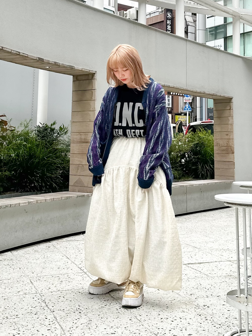 「doublename、ダブルネーム、春、新作、ラッセル、ロンT、カーディガン、お花見コーデ、骨格ストレート、スカート、インスタフォローしてね！」｜「DOUBLE NAMEの【RUSSELL別注】ヘビーウェイト　ＢＩＧロゴロンＴＥＥ/ユニセックス可（Tシャツ/カットソー、ブラック系）」を使った、Tamaさん（骨格ストレート・レディース・157cm）の春コーディネートの1枚目の写真