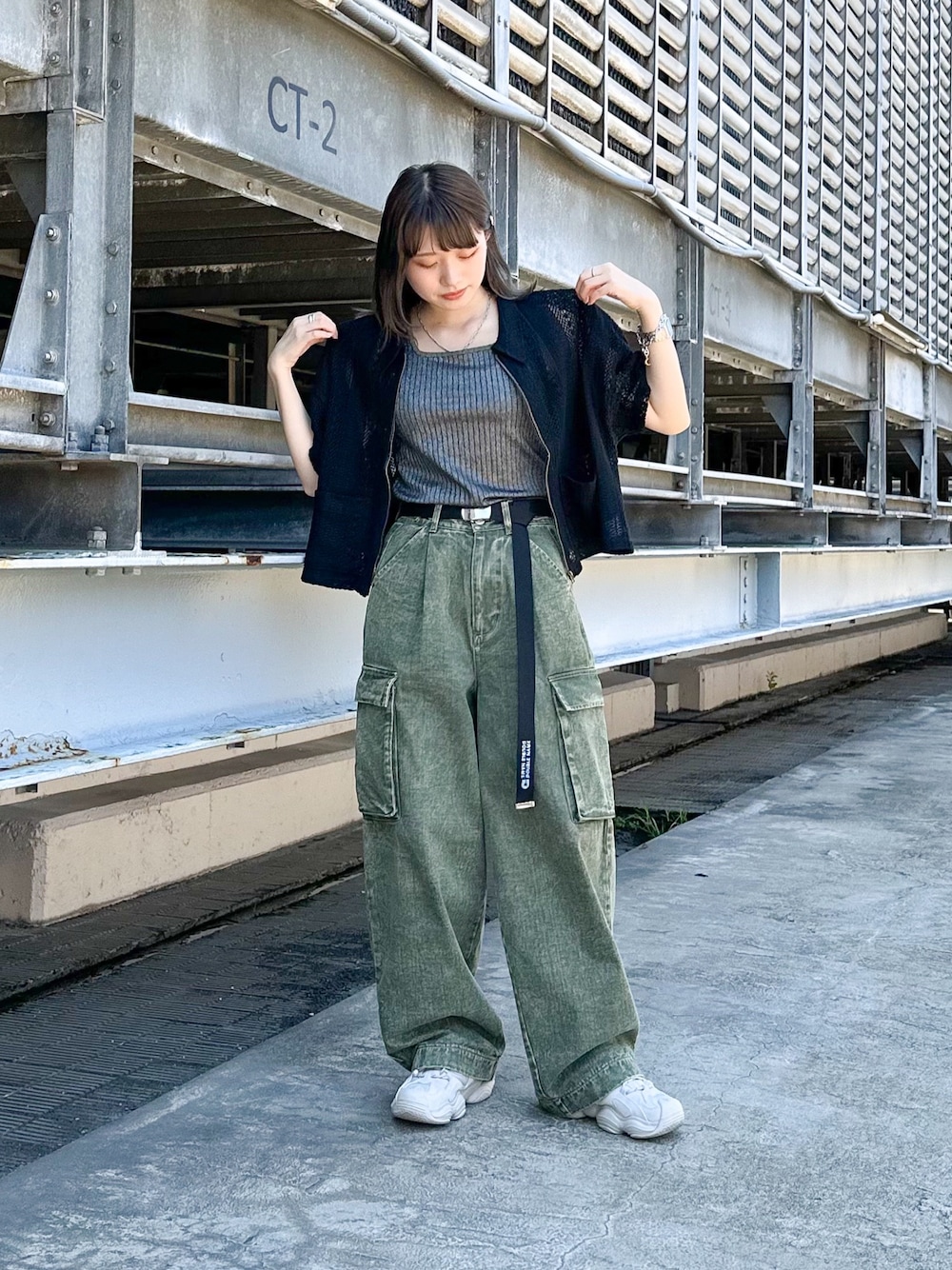 「ストリート、デニムパンツ、カーゴパンツ、カラーパンツ、古着MIX、だぼだぼ」｜「DOUBLE NAMEの前後2WAYラメリブタンク（タンクトップ、ブラック系）」を使った、Tamaさん（骨格ストレート・レディース・156cm）の夏コーディネートの1枚目の写真