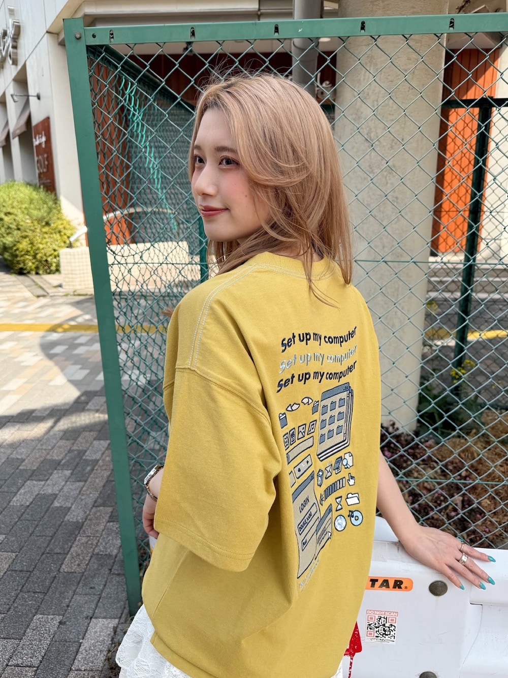 「DOUBLE NAMEのSet up my computer BACK刺しゅうTEE（Tシャツ/カットソー、イエロー系）」を使った、Tamaさん（骨格ストレート・レディース・156cm）の春コーディネートの1枚目の写真