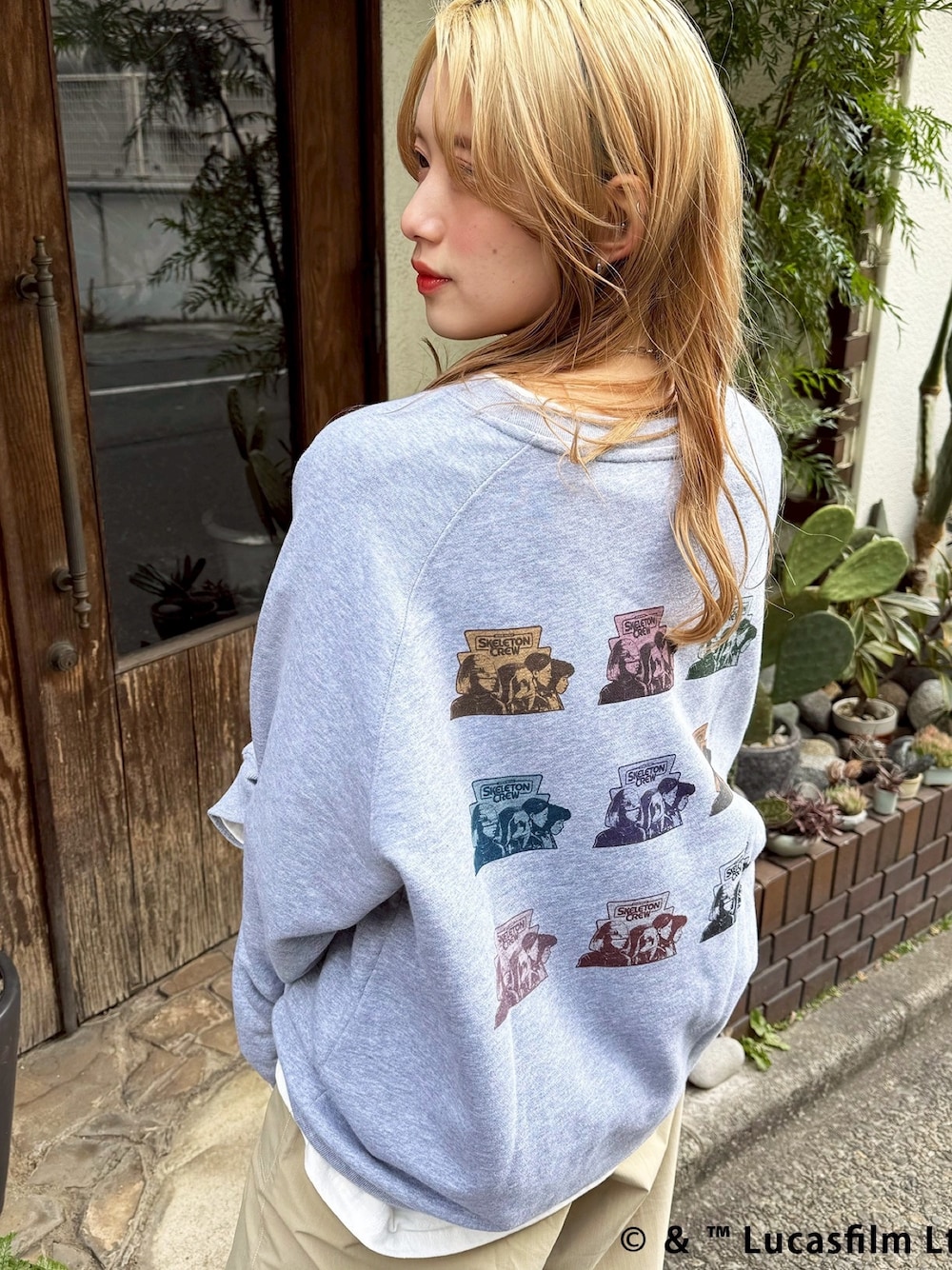 「DOUBLE NAMEの【SKELETON CREW】BACKモチーフロゴプルオーバー/ユニセックス（スウェット、グレー系）」を使った、Tamaさん（骨格ストレート・レディース・156cm）の春コーディネートの1枚目の写真