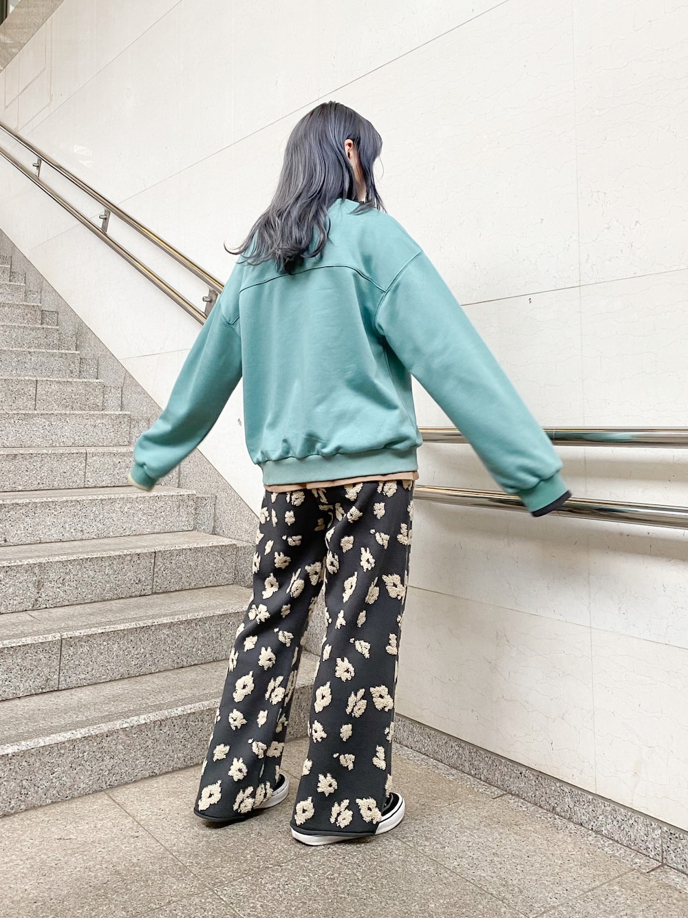 「Double name、ダブルネーム、ニットパンツ、ゆったりコーデ、スウェット、プルオーバー、春コーデ、カラーアイテム」｜「DOUBLE NAMEの配色ラインリブ裏毛プルオーバー（パーカー、グリーン系）」を使った、Tamaさん（レディース・157cm）の冬コーディネートの1枚目の写真