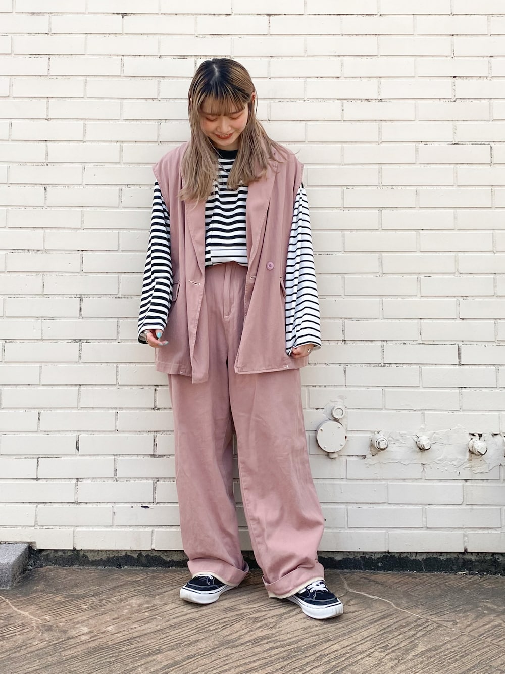 「春服みてみて、ダブルネーム、Double name、春服コーデ、テーラードベスト、春服、カジュアル、ベスト」｜「DOUBLE NAMEの同色クレイジーボーダー刺しゅうロンTEE（Tシャツ/カットソー、ブラック系）」を使った、Tamaさん（レディース・157cm）の春コーディネートの1枚目の写真